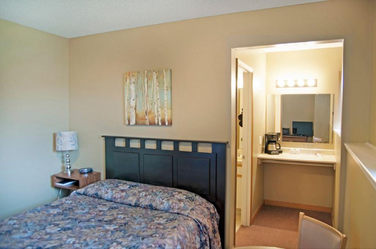 Lakeside Country Inn Manitou Beach Esterno foto